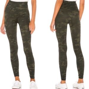 Spanx Look At Me Now Seamless Legging in Green Camo Size Medium